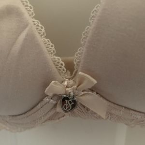 Victorias Secret Body By Victoria No-Wire Bra 40C